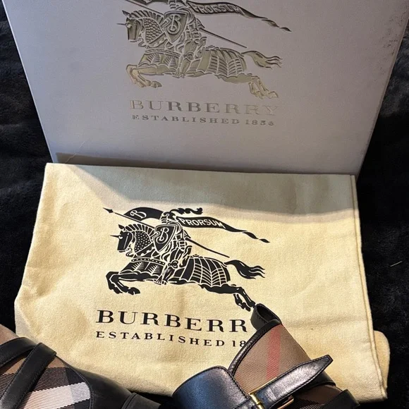 Burberry Black and Tan women’s Leather Boots - Picture 5 of 6